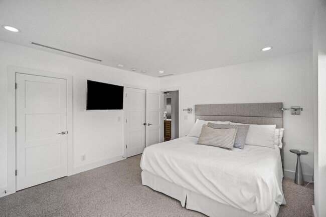 Building Photo - 120 N Ocean Blvd