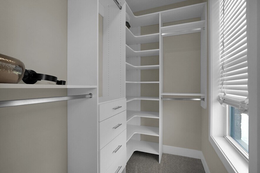 Master Walk In - 754 N 6th St