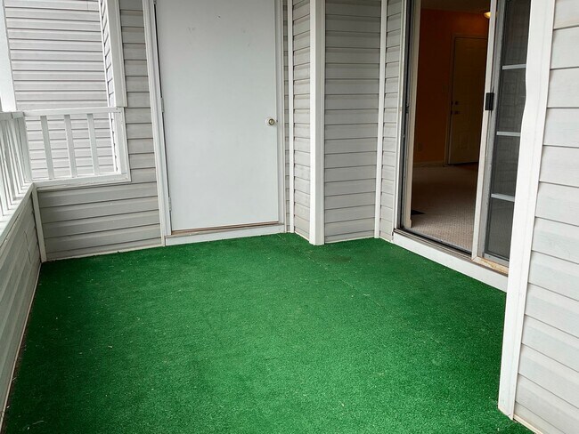Building Photo - Forest Glen Condo Rental