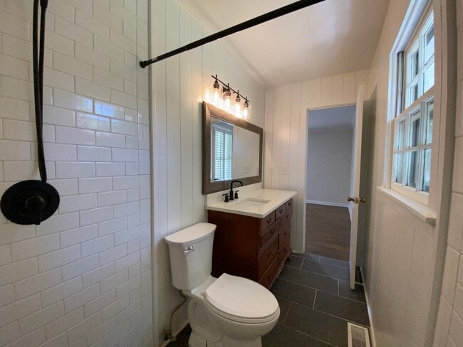 Building Photo - 312 Northfield Dr