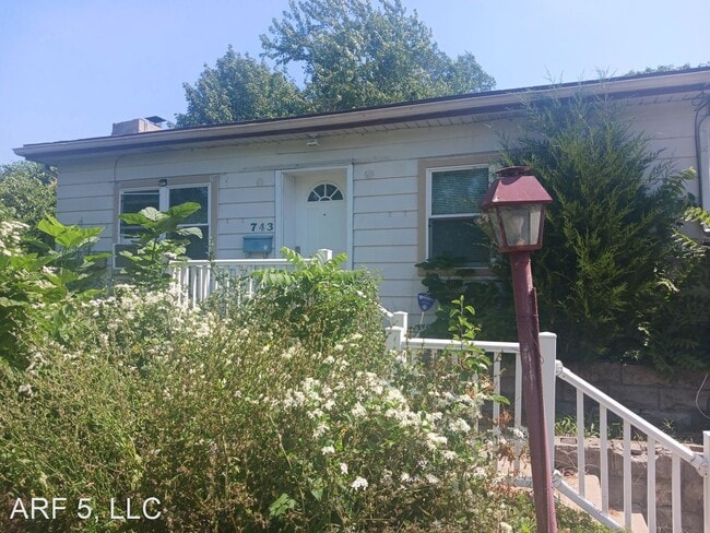 Primary Photo - 2 br, 1 bath House - 743 N Kiger Road