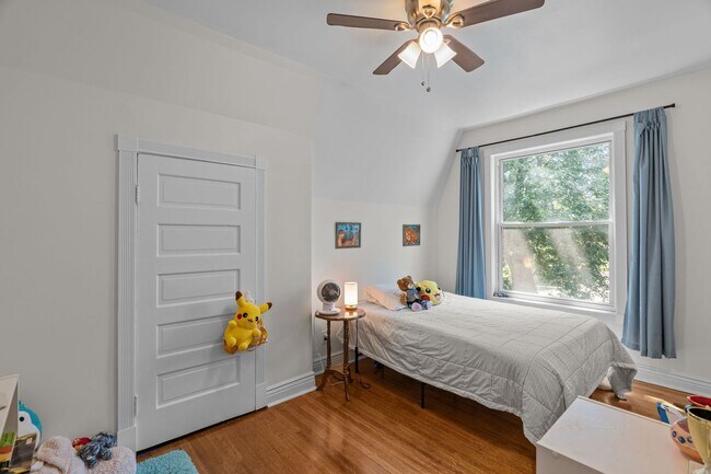 Building Photo - Tower Grove East Charmer, 2BD/1BA with Original Character