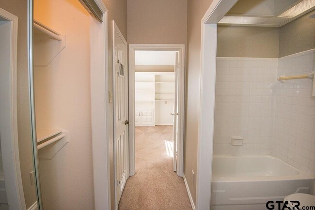 Building Photo - 5907 Hollytree Dr