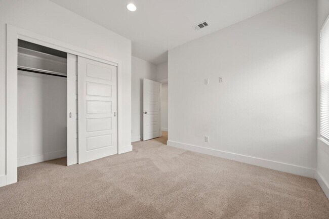 Building Photo - 215 San Salvador Ave