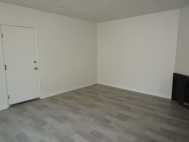 Building Photo - 184 Woodbury Cir