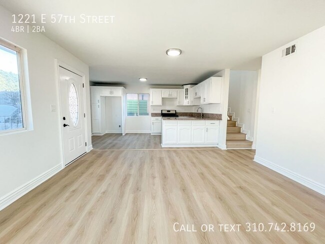 Building Photo - Beautiful duplex 4 bedrooms 2 bathrooms fo...