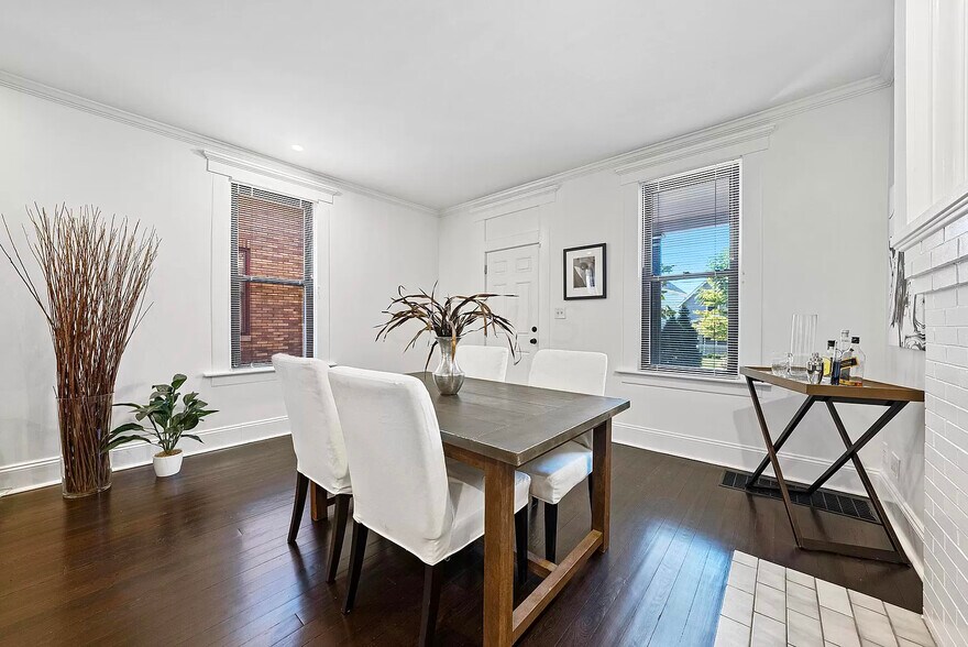 Building Photo - 854 Summit St