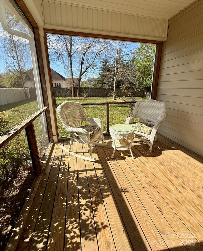 Building Photo - 128 Coral Rutledge Dr