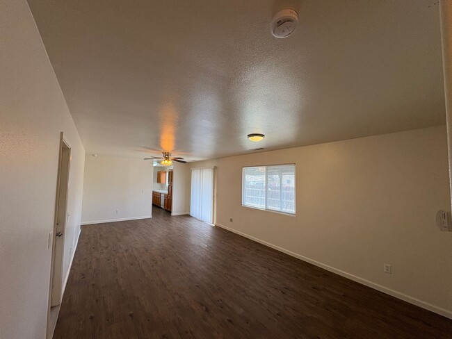 Building Photo - Spacious Home Near Shopping Center Rent Re...