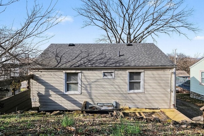 Building Photo - Adorable 2 Bedroom 1 Bath Home in Sylvan Heights!
