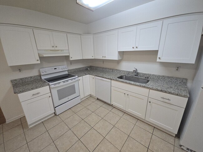 Building Photo - 4016 Rainbow Dr