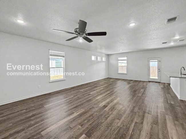 Building Photo - 702 Freedom Cir