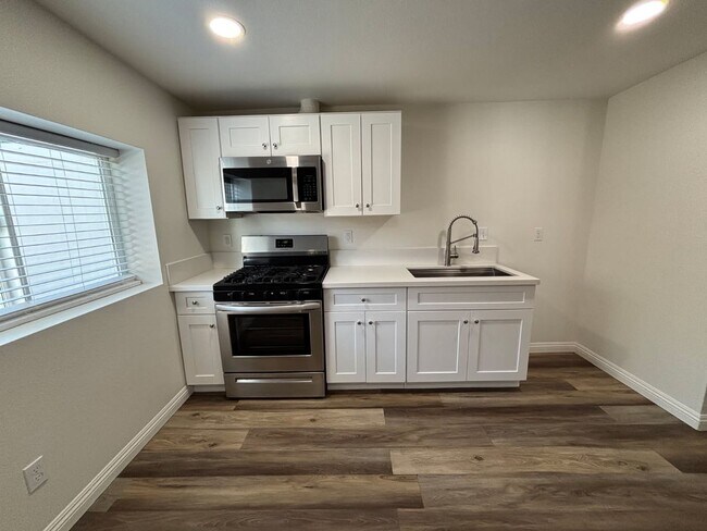 Building Photo - 1790 W Linden St