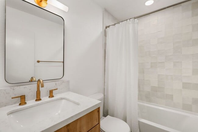 Building Photo - Modern Studio in BayHo - Can come fully furnished or unfurnished!