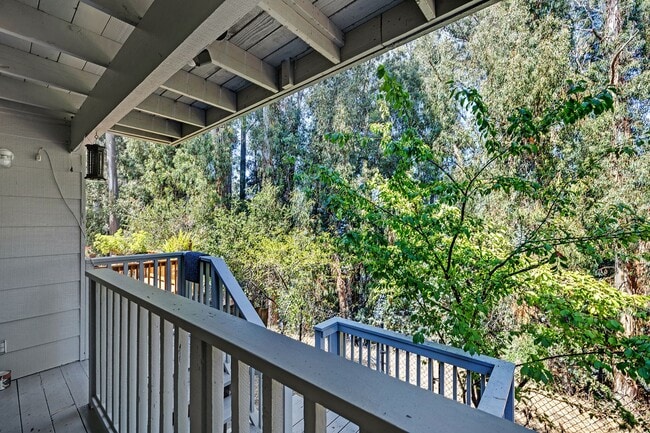 Building Photo - Large, Remodeled 3Bed/2.5Ba Townhome in Ha...