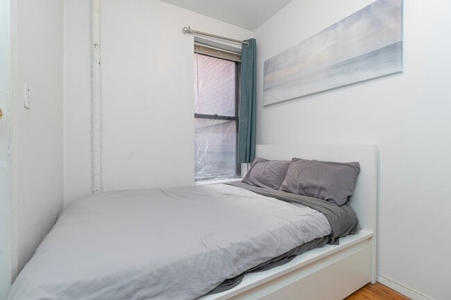 Building Photo - 215 B E 95th St