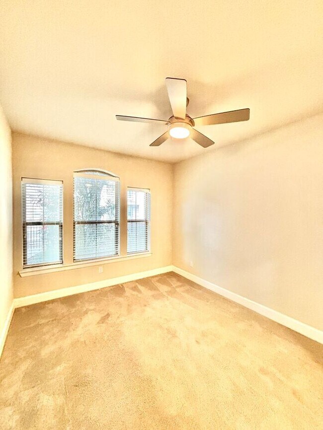 Building Photo - Spacious 3-Bedroom Home with Modern Amenit...
