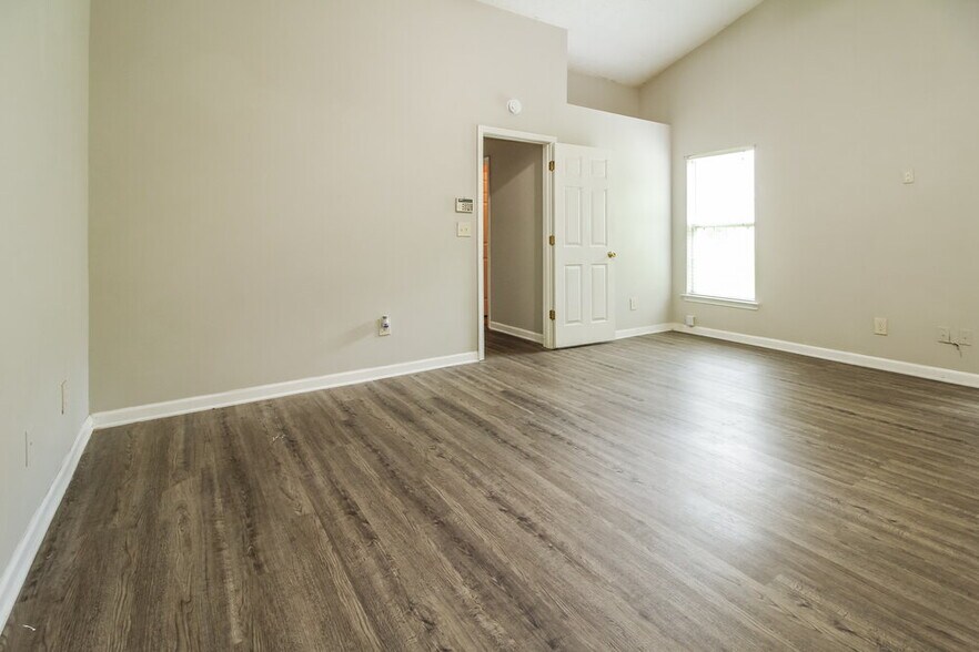 Building Photo - 5729 Lakeview Cir