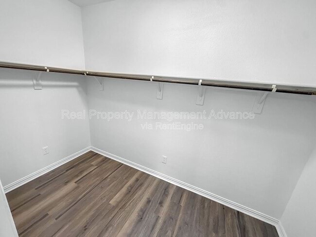 Building Photo - 579 White Water Dr