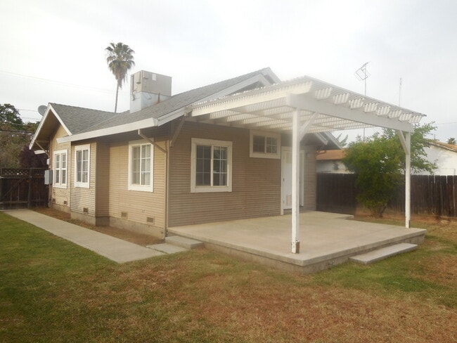 Building Photo - 3 Bedroom / 1 Bath House