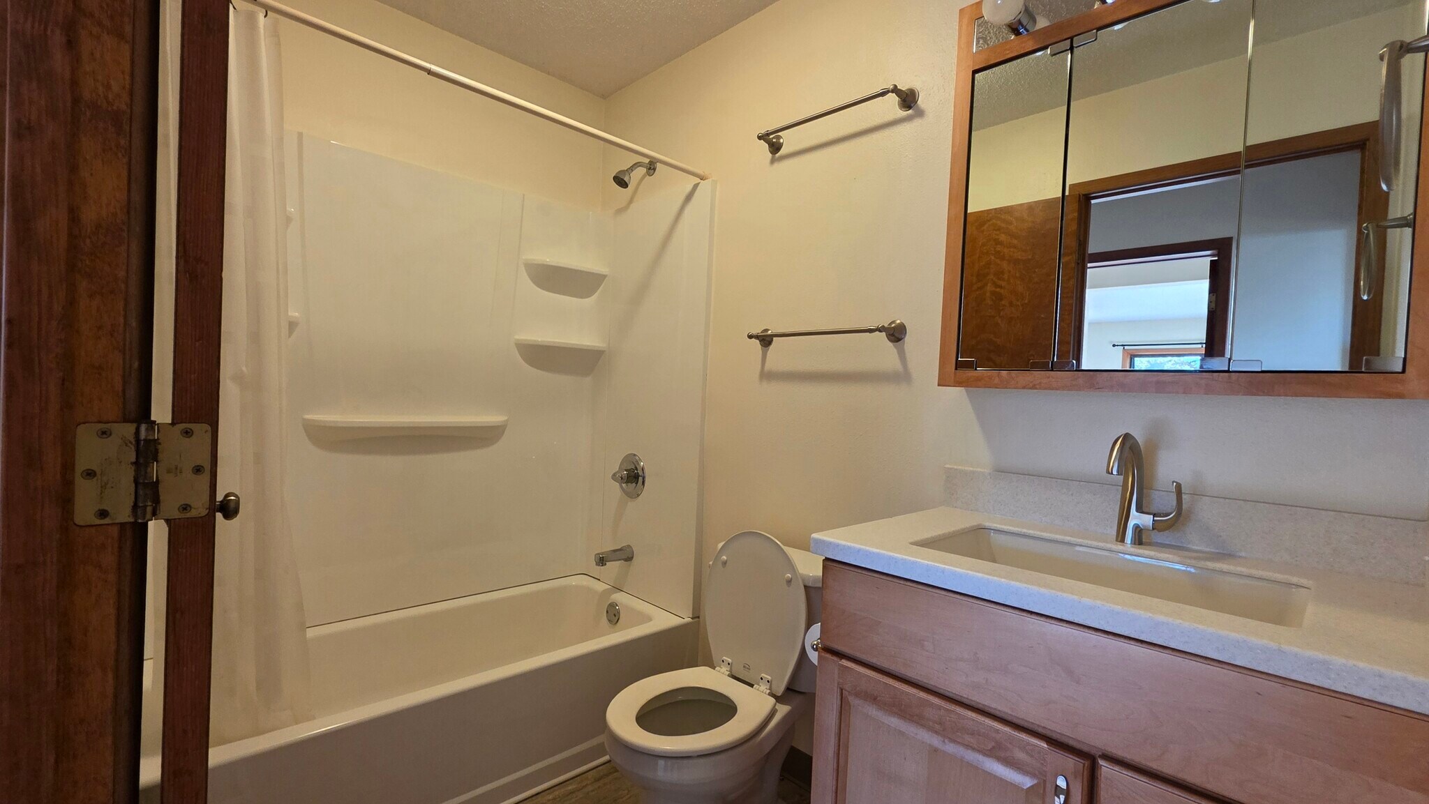 Full Bath. - 620 East St S