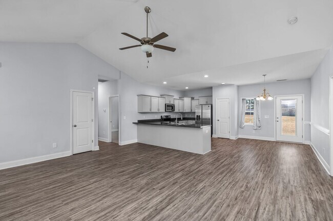 Building Photo - 3 bedroom 2 bathroom with a bonus room