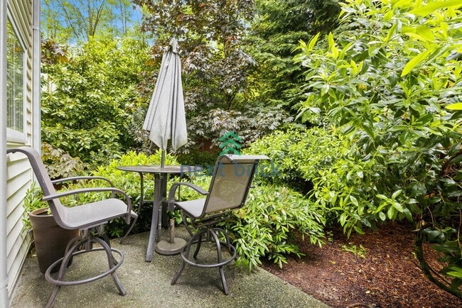 Building Photo - 3 Bed 2.5 Bath End Unit Townhome is Available for Rent!