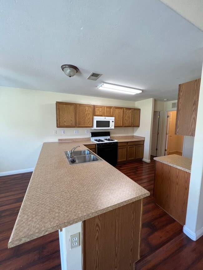 Building Photo - Beautiful NW Home for Rent 3+2 $2,300