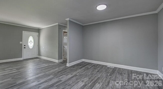 Building Photo - 910 E 6th Ave