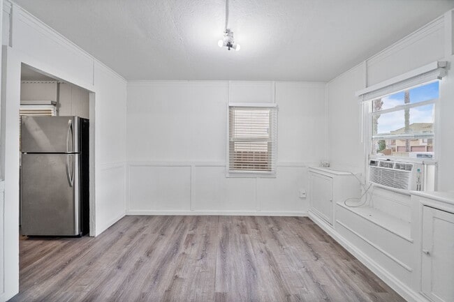 Building Photo - North Park - Detached Bungalow 1 bed / 1 b...