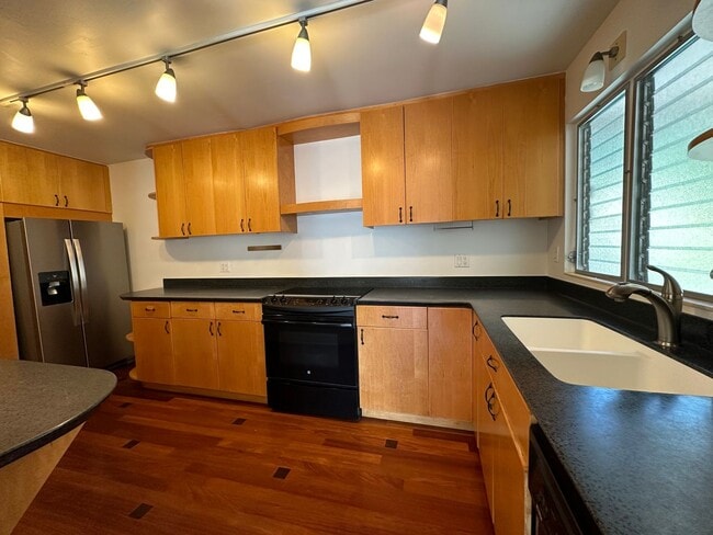 Building Photo - Spacious, Fully Renovated, 3 bedroom 2 bat...