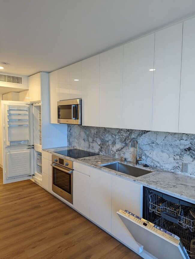 Building Photo - 2160