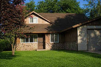 Building Photo - Charming Home with Cozy Spaces: 3Bedrooms and 2 Bathroom