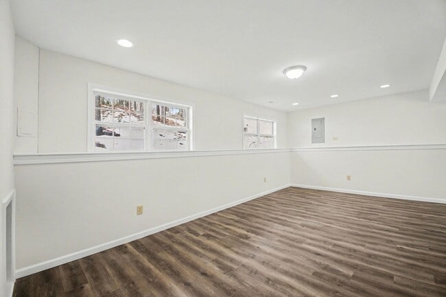 Building Photo - AVAILABLE NOW-3 Bedroom Split foyer in Stafford