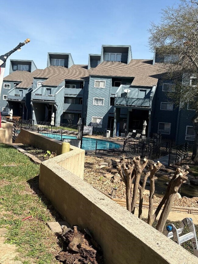 Building Photo - 12500 Melville Dr