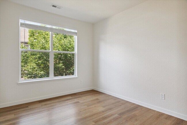 Building Photo - Fully Remodeled Three Bedroom, Two Bathroom Condo