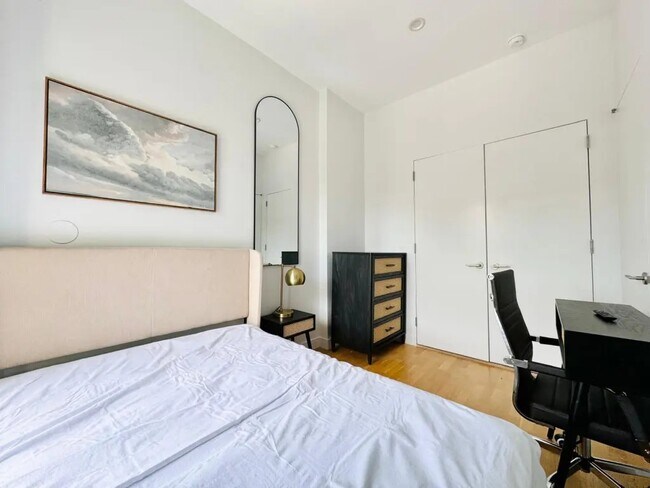 Building Photo - Furnished room/NOT APARTMENT