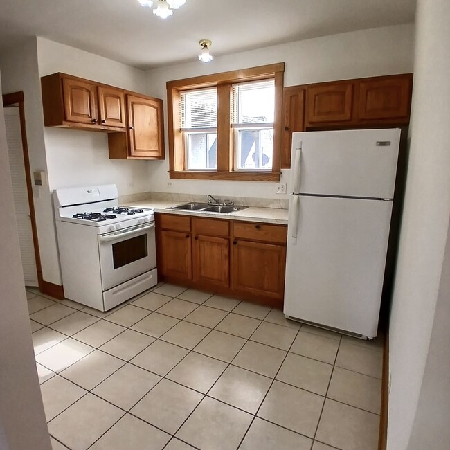 Building Photo - 5041 W Dickens Ave