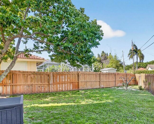 Building Photo - 4517 NW 5th Ave