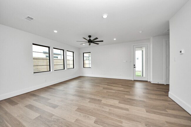 Building Photo - 12010 Royal Oaks Banner Wy