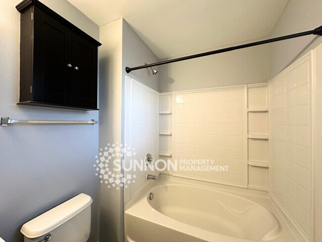 Building Photo - Updated 2 Bedroom Ballantyne Townhome