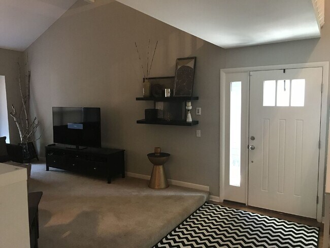 Building Photo - HUGE & ADORABLE 5BR/3.5BA in heart of Willow Creek 2! Available 7/15/26
