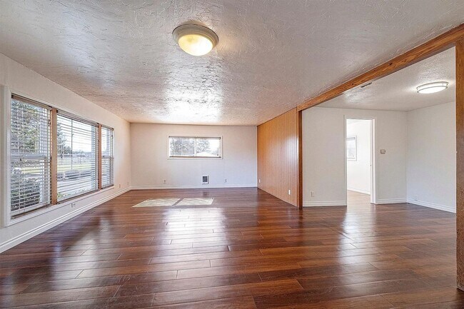 Building Photo - 757 S 8th Ave