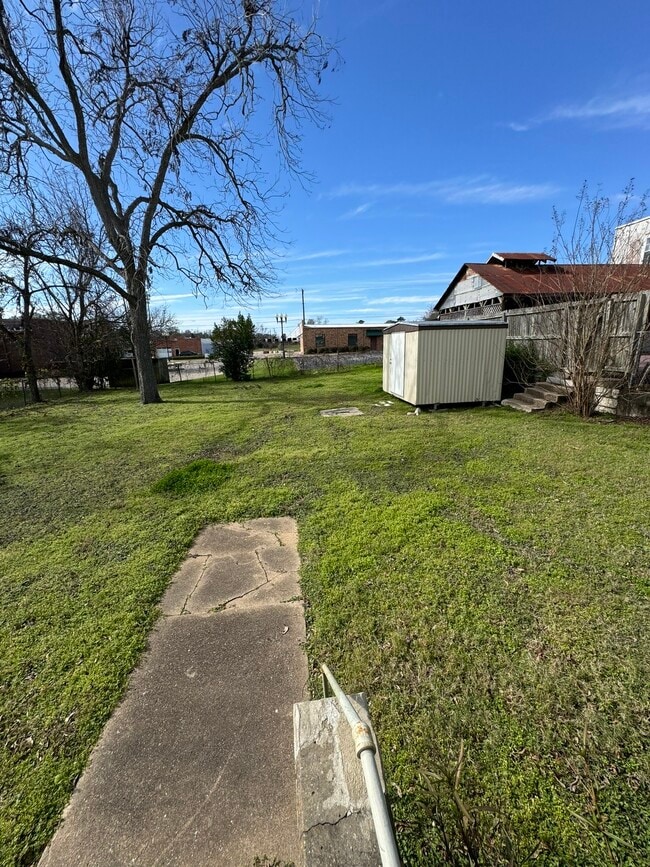 Building Photo - 404 Church St