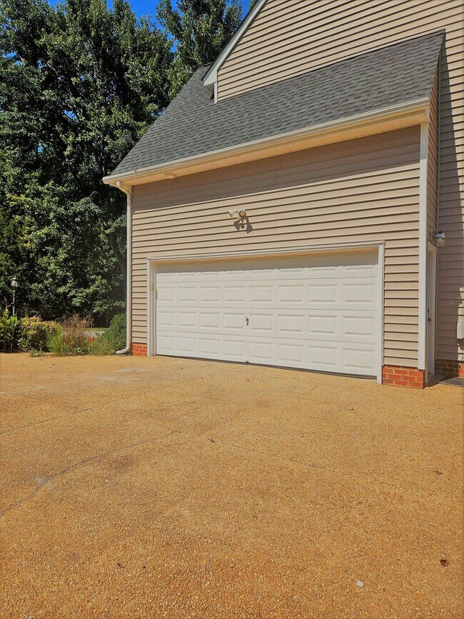 Building Photo - Large contemporary in Birkdale Subdivision...