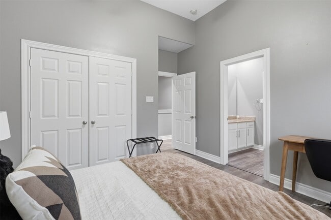 Building Photo - 9003 Bayview Cove Dr