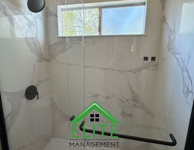 Building Photo - **2 Bed, 2 Bath Condo in Gated Community |...