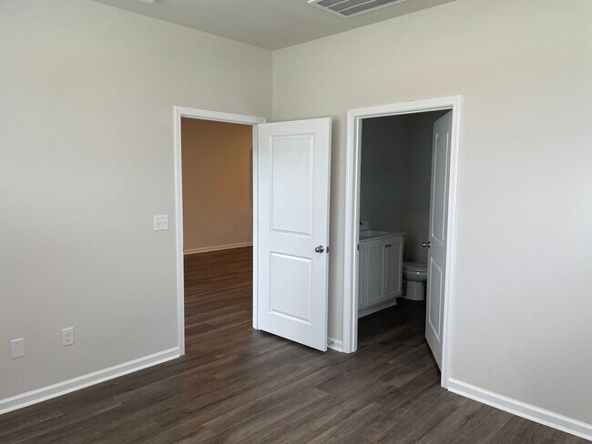 Building Photo - 3600 Whaley Wy