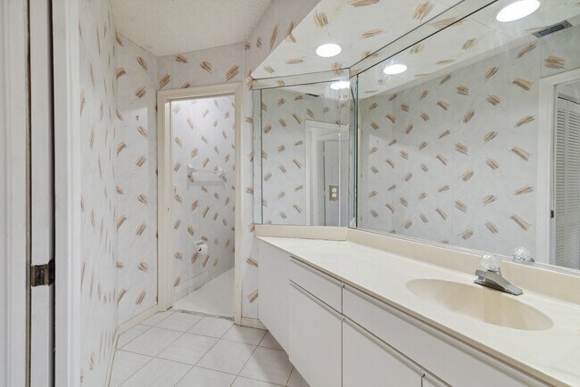 Building Photo - 7842 Villa Nova Dr N