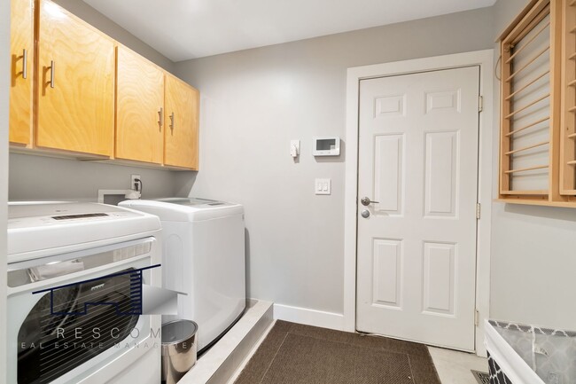 Building Photo - Fully Furnished Executive Home!